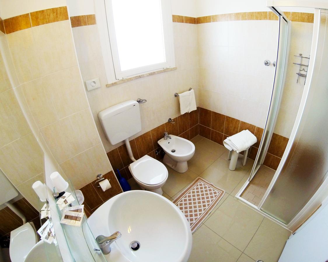 Hotel Raffaello Чезенатико Экстерьер фото