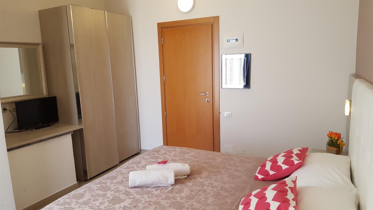 Hotel Raffaello Чезенатико Экстерьер фото