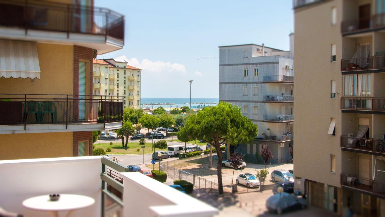 Hotel Raffaello Чезенатико Экстерьер фото