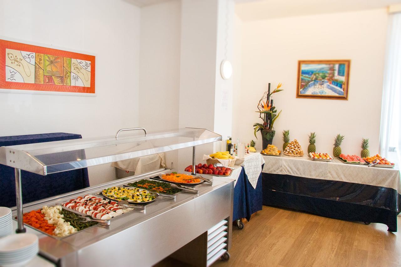 Hotel Raffaello Чезенатико Экстерьер фото