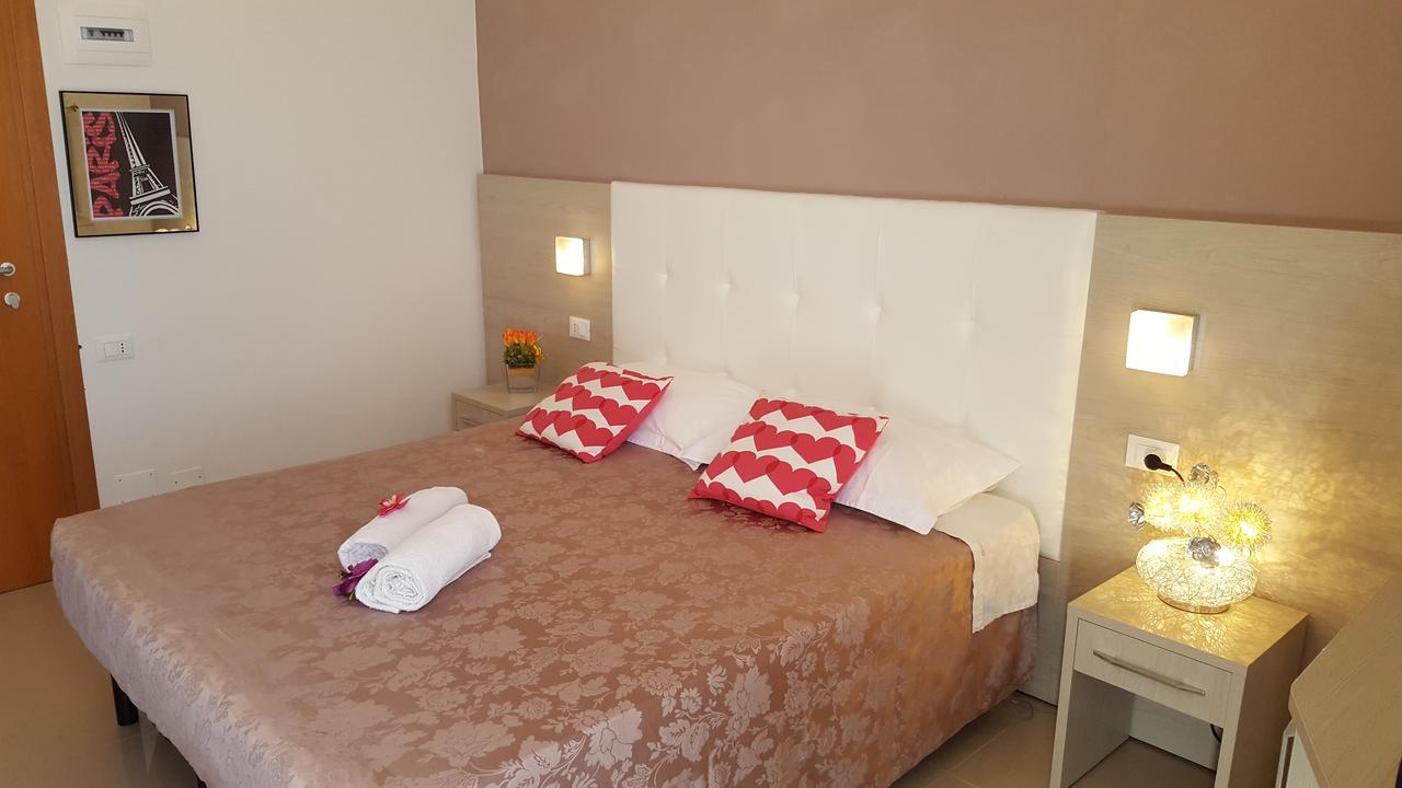 Hotel Raffaello Чезенатико Экстерьер фото
