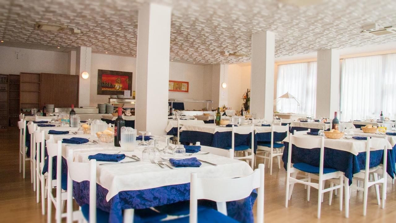 Hotel Raffaello Чезенатико Экстерьер фото